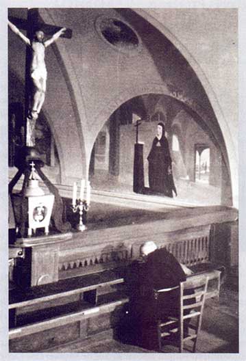 S. Veronica dinanzi al Crocifisso, vicina al Crocifisso della stimmatizzazione di san Pio da Pietrelcina (S. Giovanni Rotondo, Chiesa di S. Maria delle Grazie) S. Veronica dinanzi al Crocifisso, vicina al Crocifisso della stimmatizzazione di san Pio da Pietrelcina (S. Giovanni Rotondo, Chiesa di S. Maria delle Grazie)